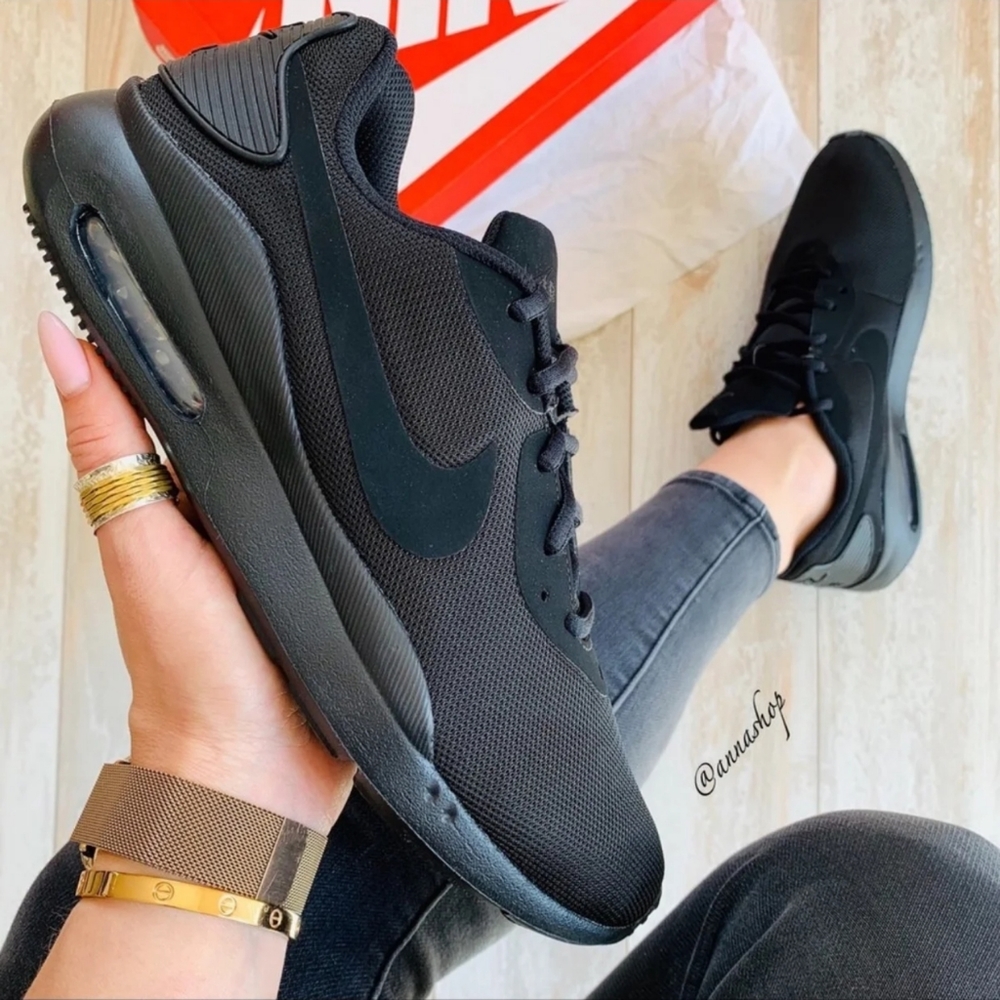 Nike Air Max Oketo 7.5